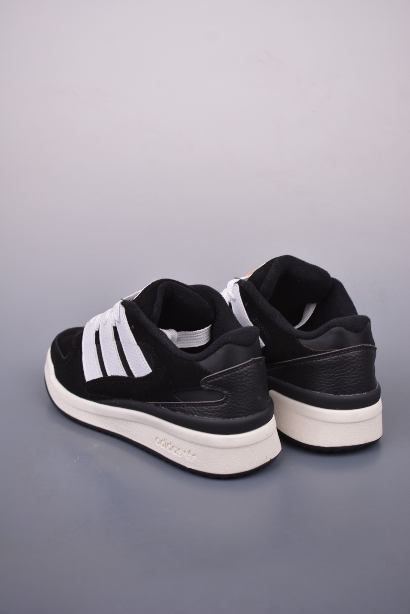 아디다스 오리지널 상품 번호: JS0996