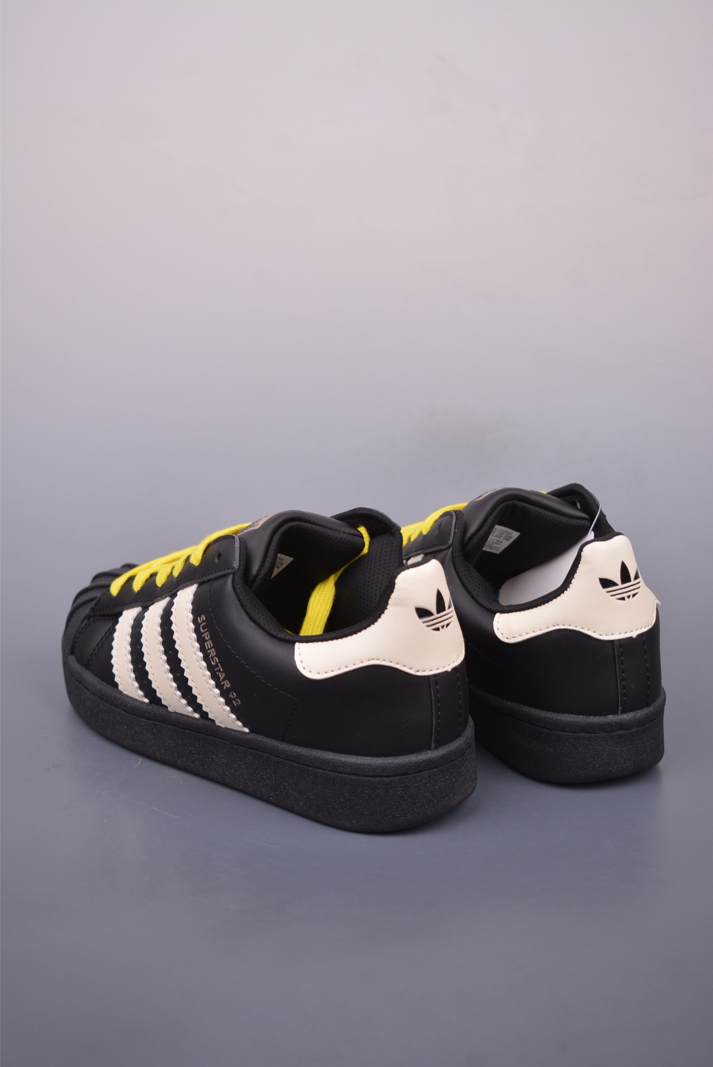 Pharrell x Adid 상품 번호: JI4267