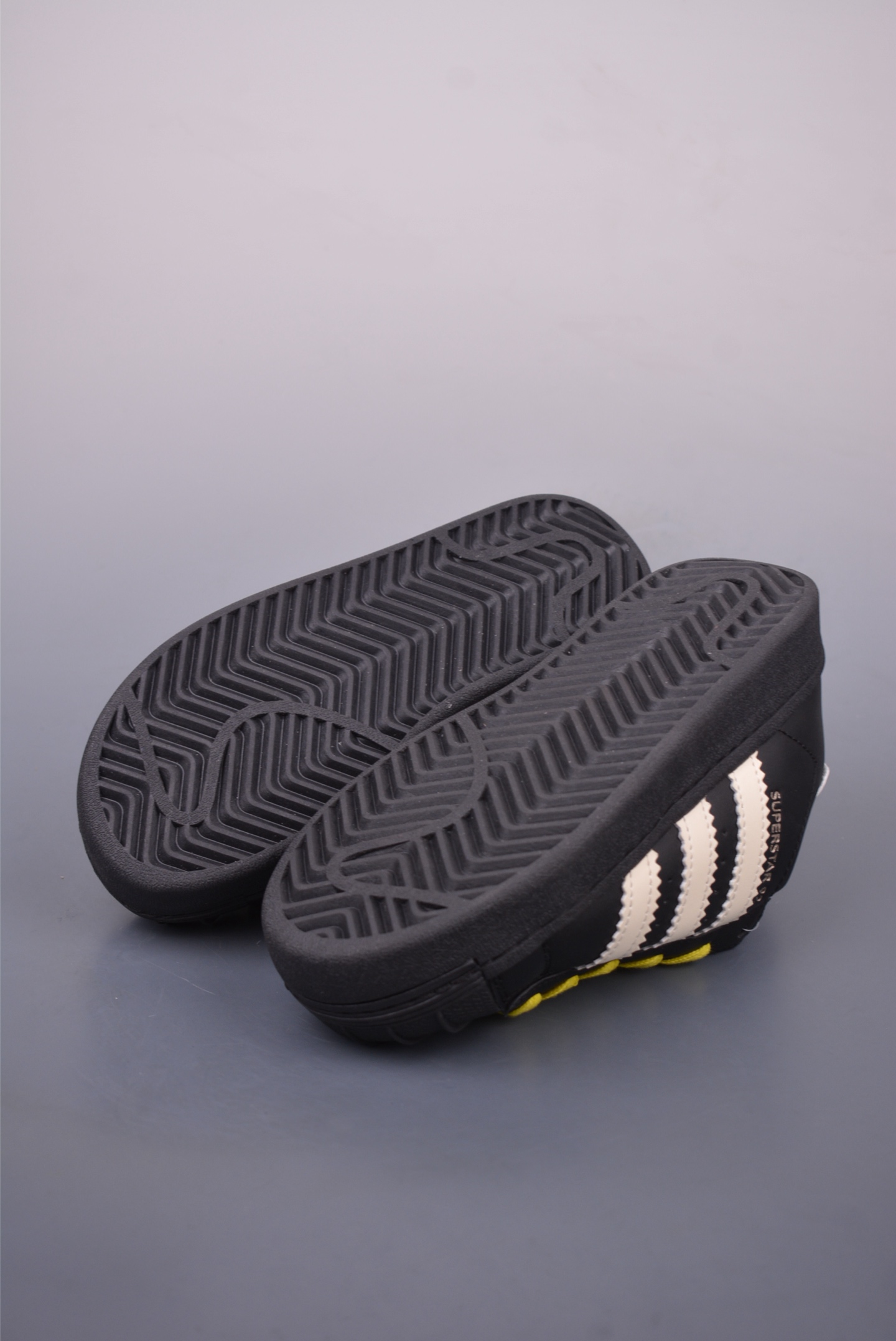 Pharrell x Adid 상품 번호: JI4267