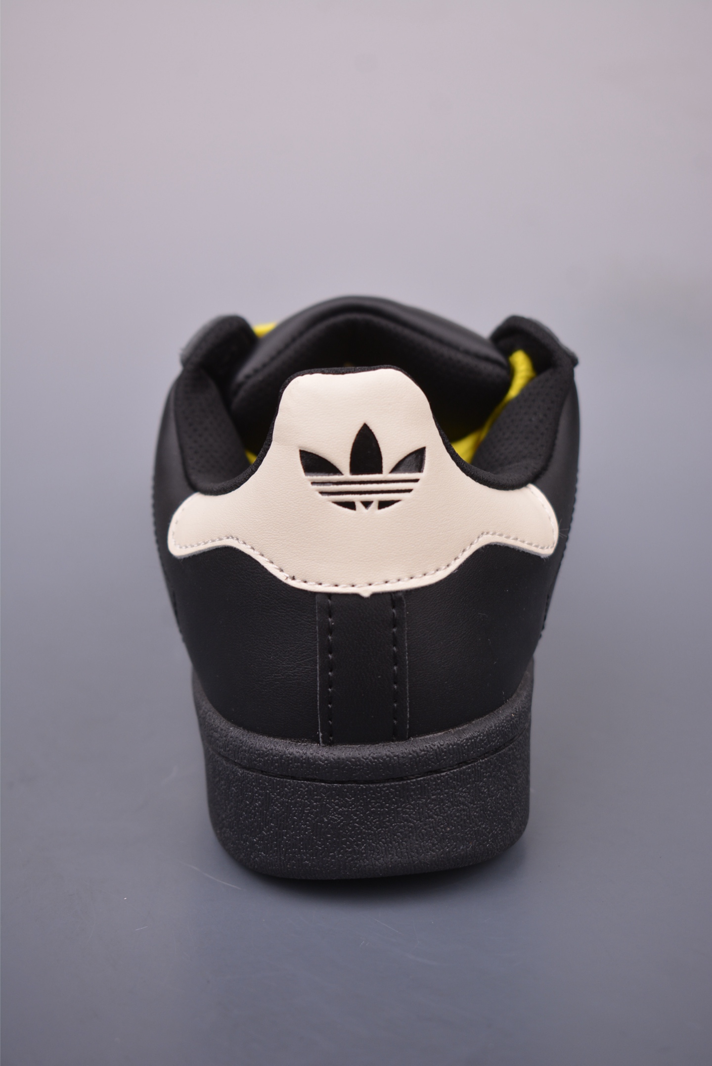 Pharrell x Adid 상품 번호: JI4267