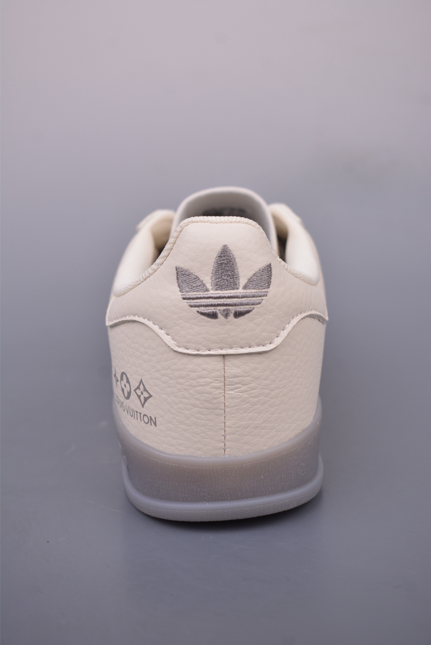 아디다스 오리지널 상품 번호: DM1234