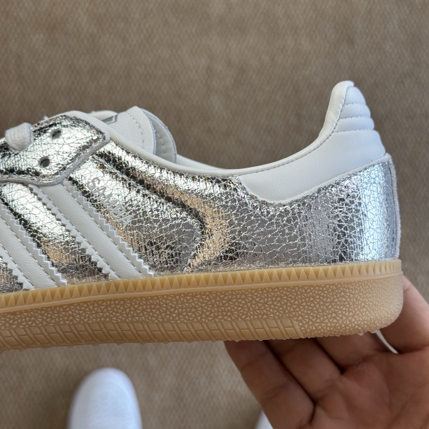 아디다스 상품 번호: JR0035