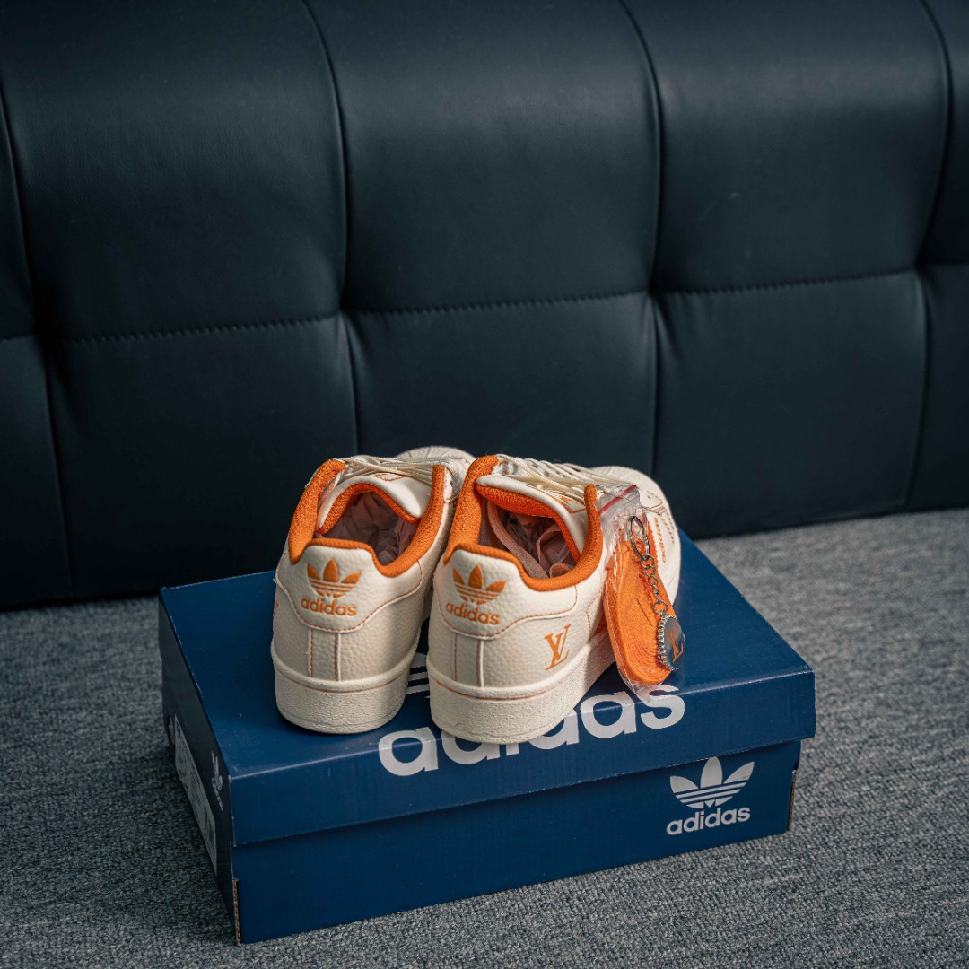 아디다스 오리지널 상품 번호: AD0004