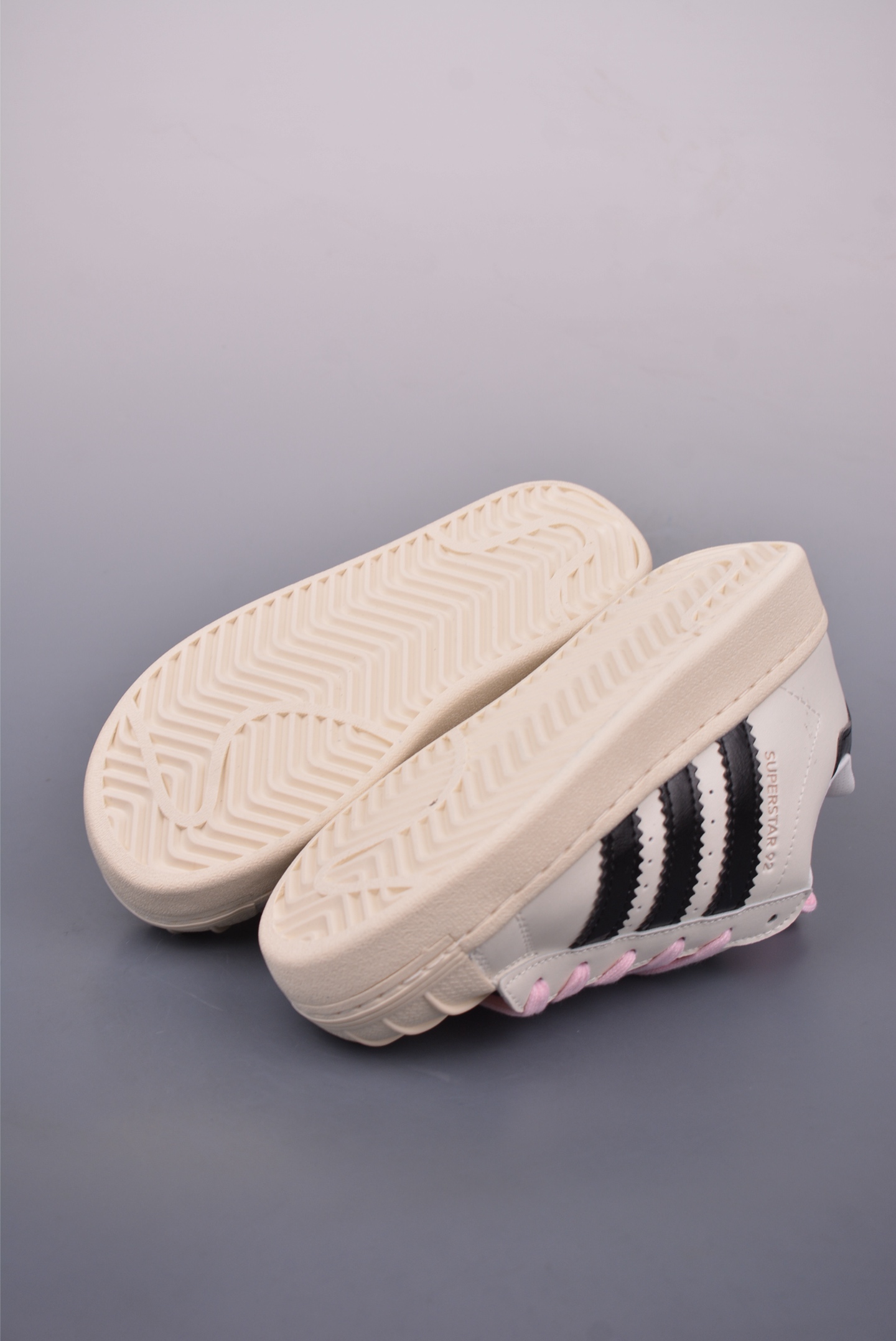 Pharrell x Adid 상품 번호: JI4268