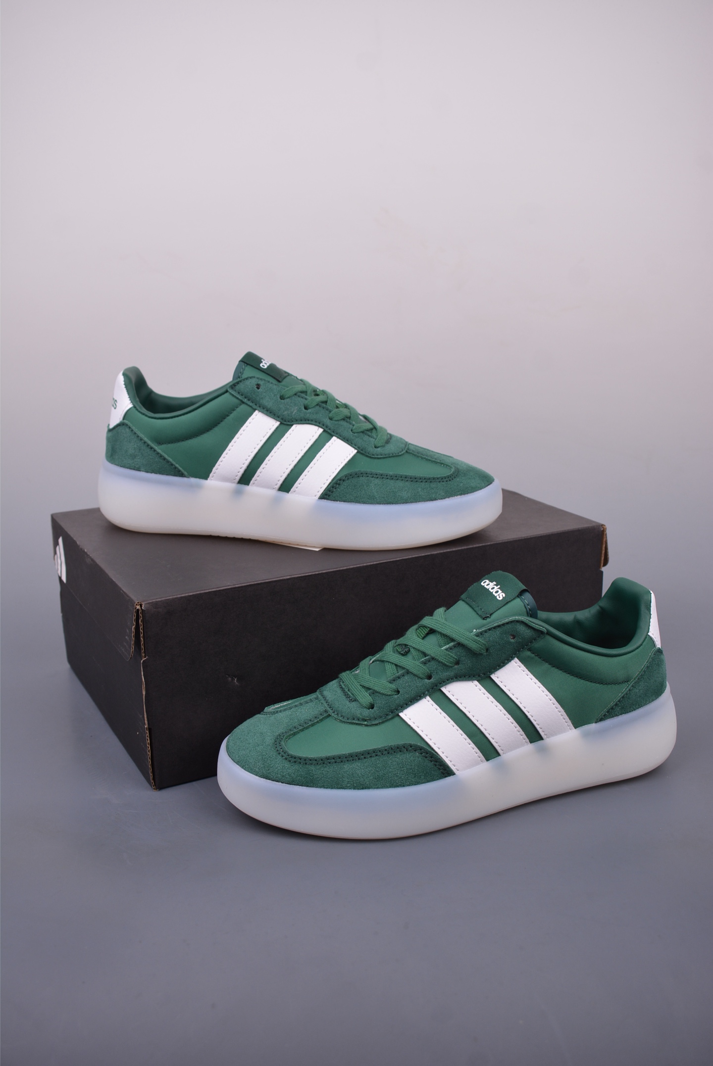 아디다스 바레다 상품 번호: JI2318