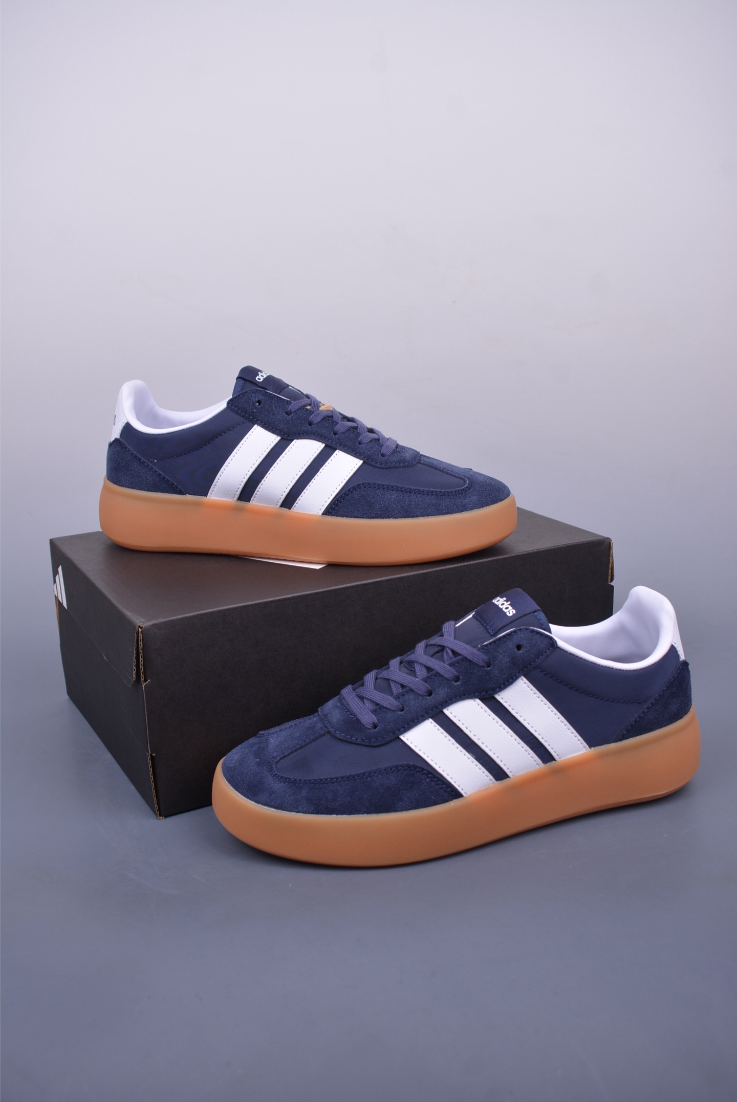 아디다스 바레다 상품 번호: JQ6677