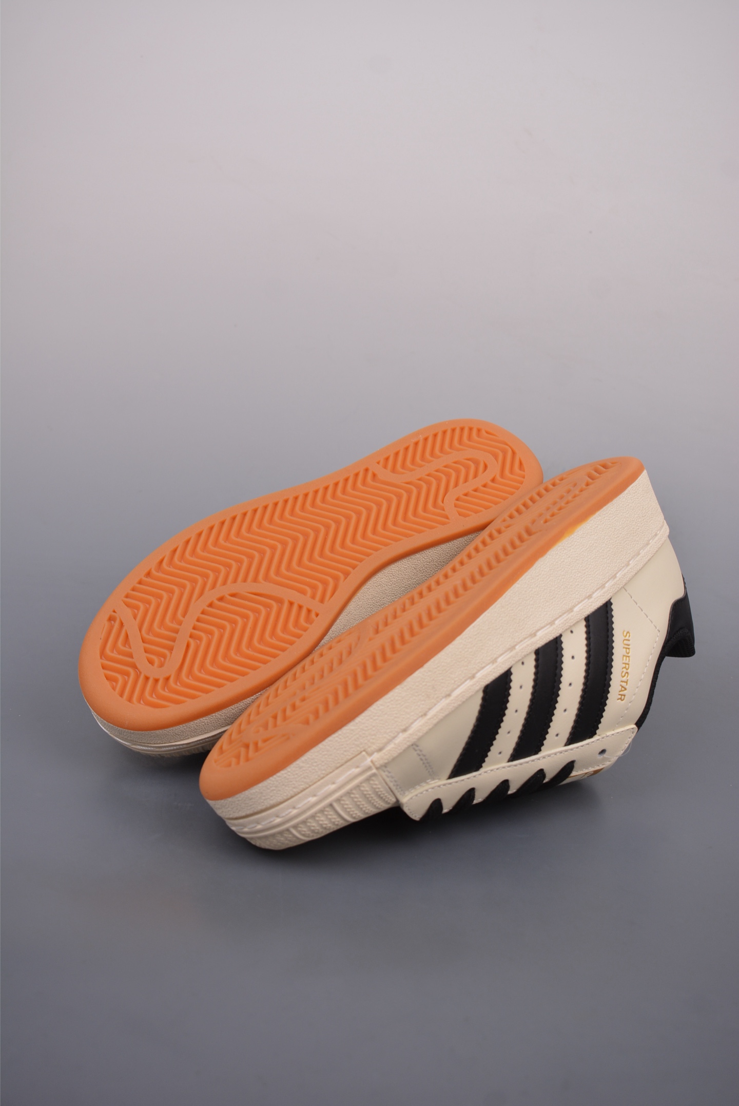 아디다스 오리지널 상품 번호: ID5698