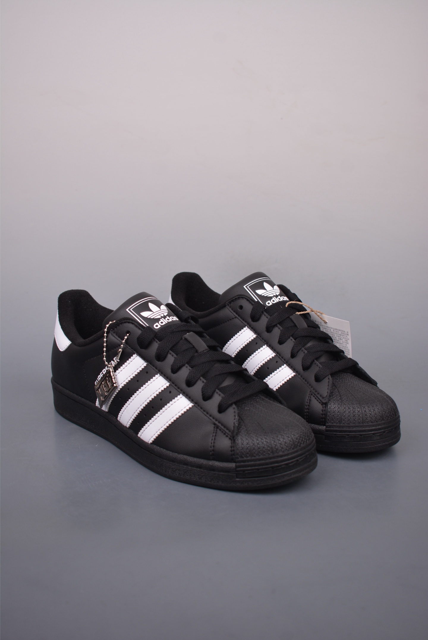 클래식 블랙 앤 화이트 아디다스 오리 상품 번호: JI0079