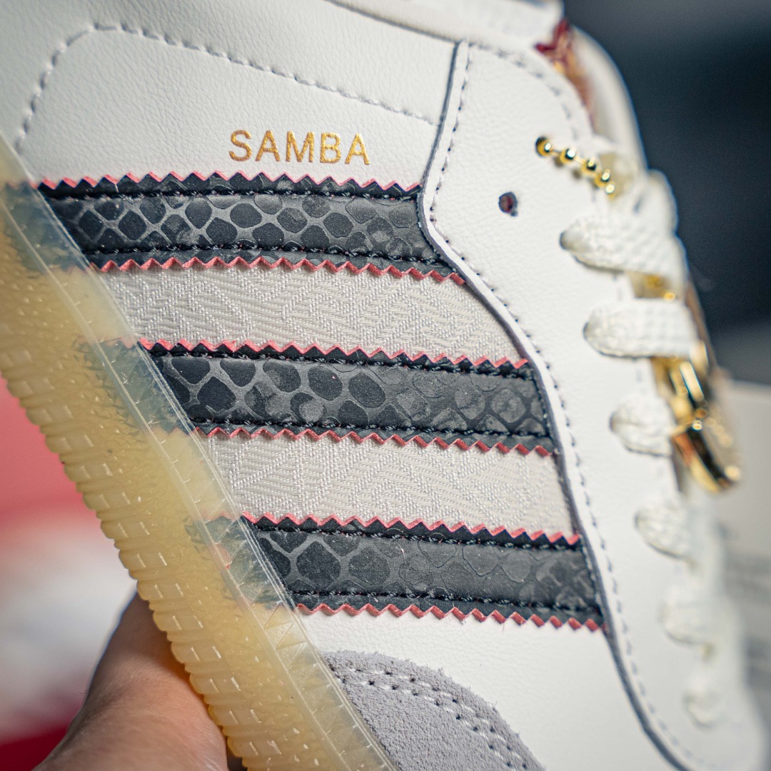 새해 한정 아디다스 샘 상품 번호: JQ5976