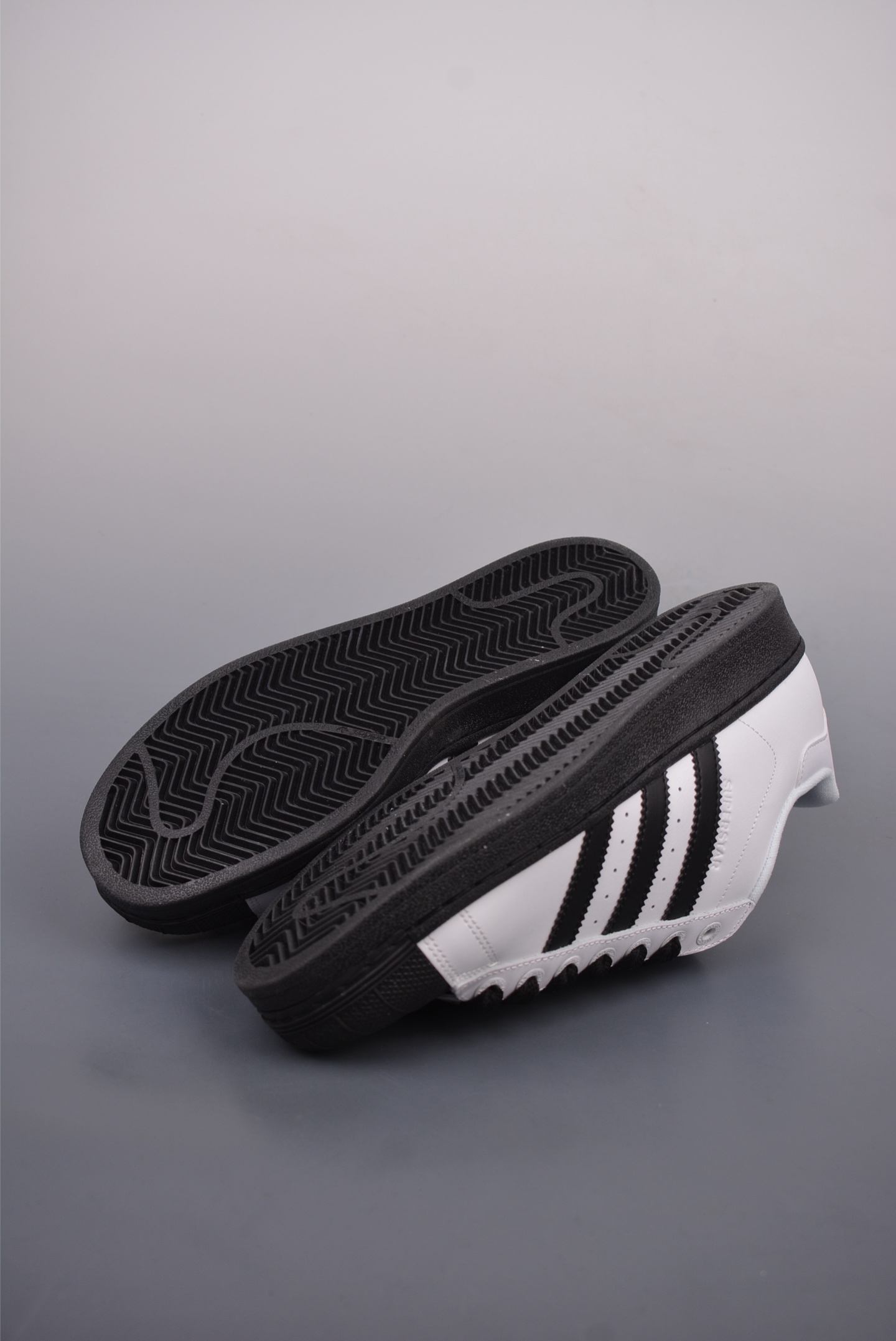 아디다스 오리지널 상품 번호: JI0124