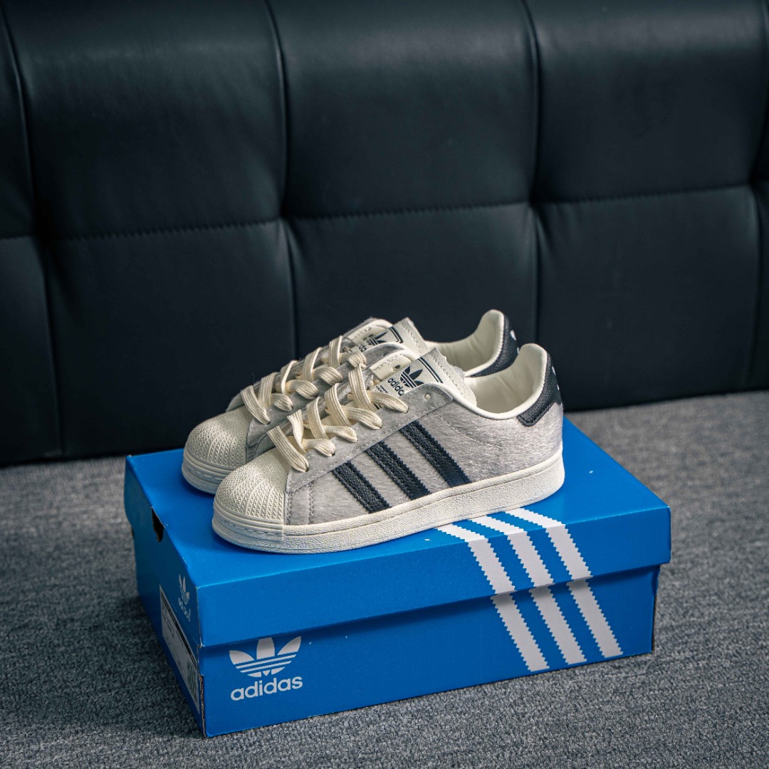 아디다스 아디다스 클로버 O 상품 번호: JQ7418