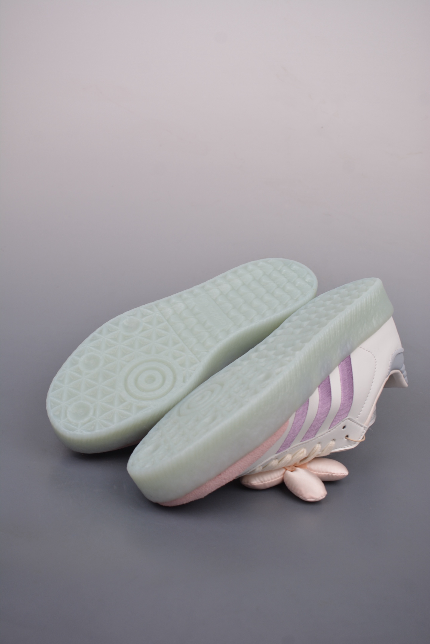 아디다스 클로버 삼바 아이템 번호: JR3335