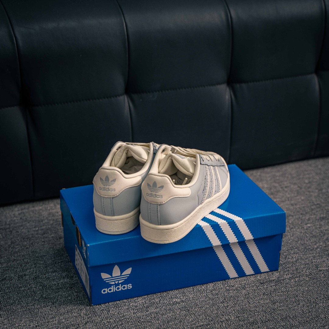 아디다스 아디다스 클로버 O 상품 번호: IE3037