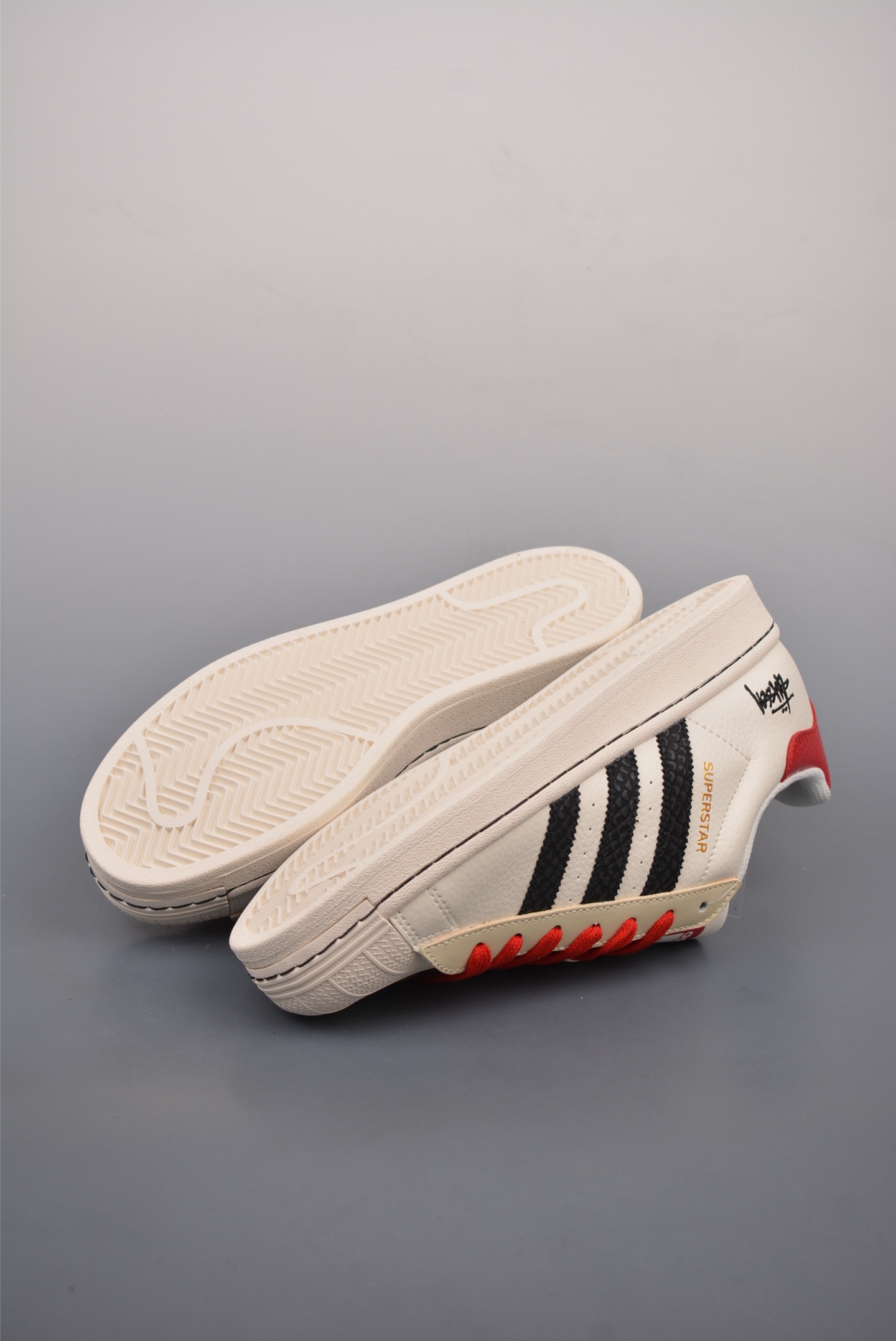 아디다스 오리지널 상품 번호: BZ2522