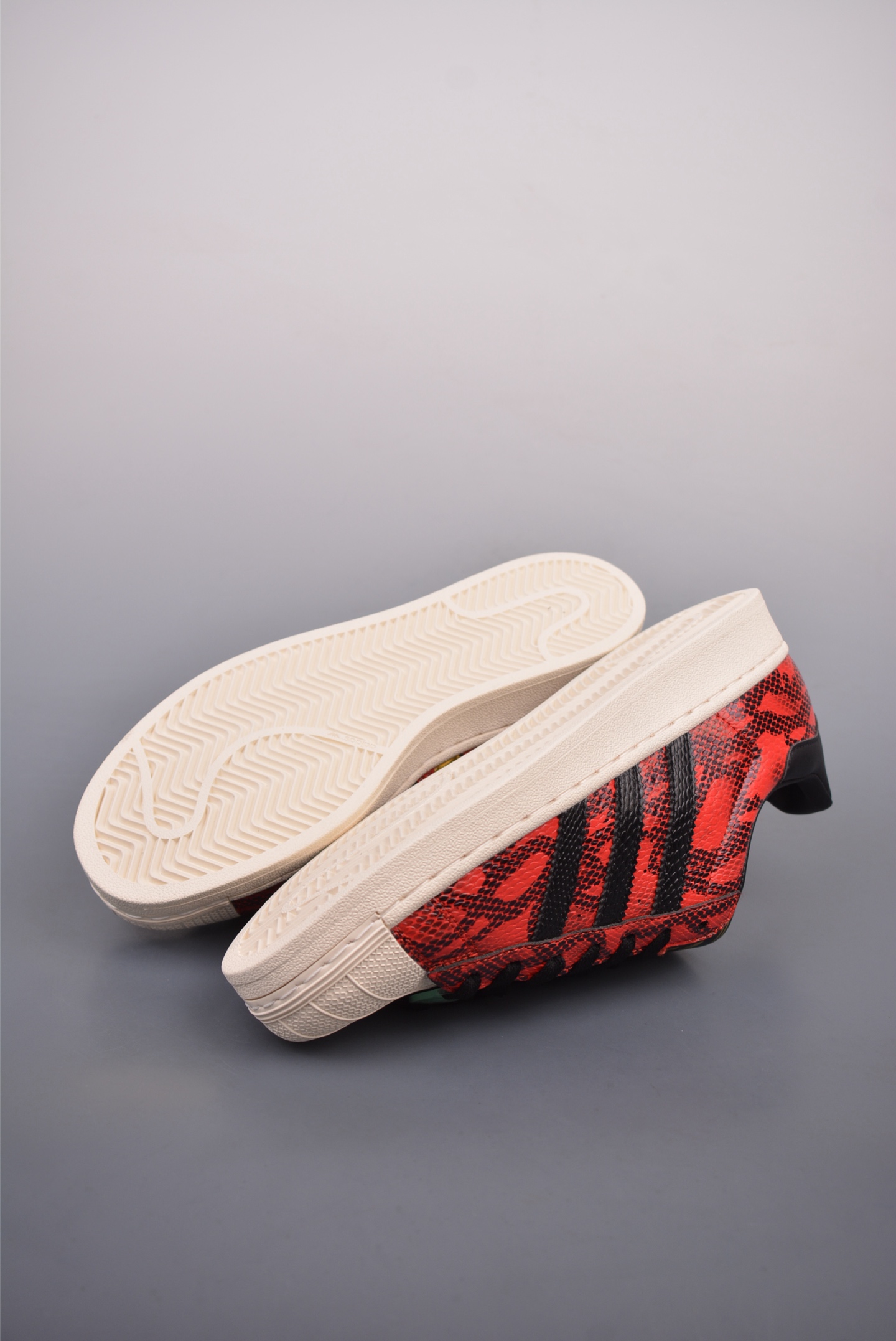 아디다스 오리지널 상품 번호: JI0104