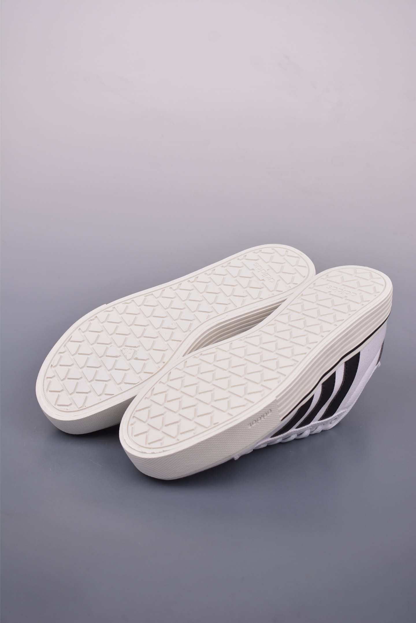 아디다스 바레다 상품 번호: IF6659