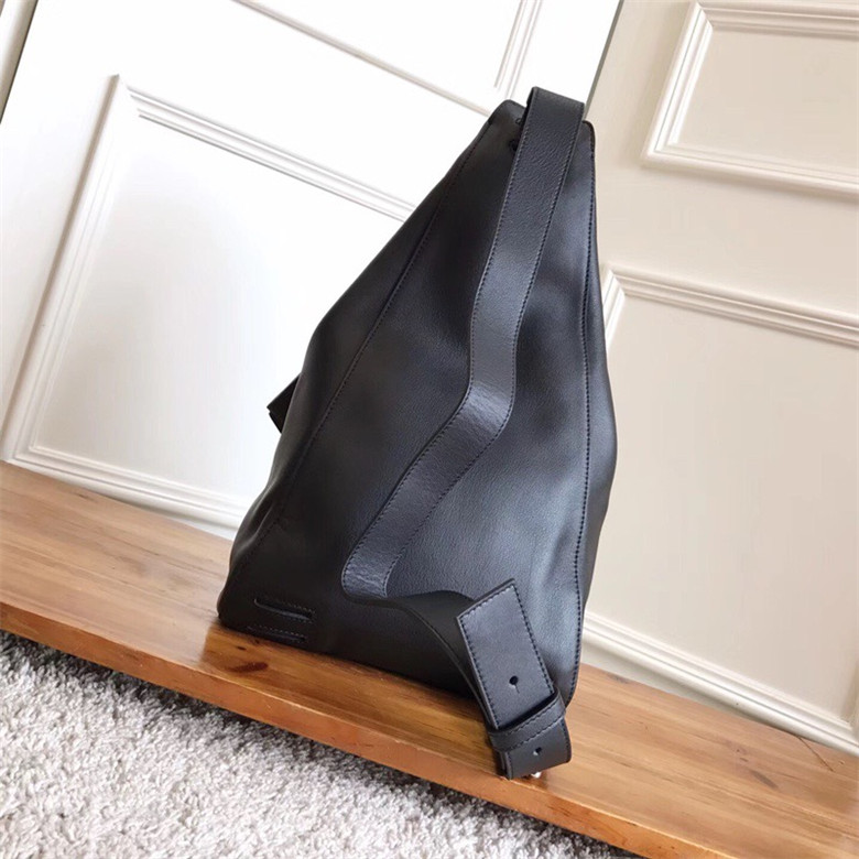 로에베 crossboby 지드래곤 백팩 L10801