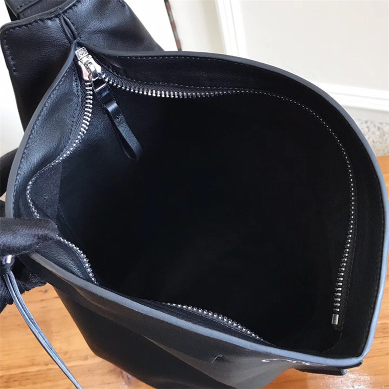 로에베 crossboby 지드래곤 백팩 L10801