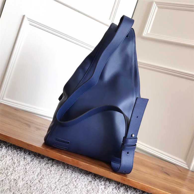 로에베 crossboby 지드래곤 백팩 L10801