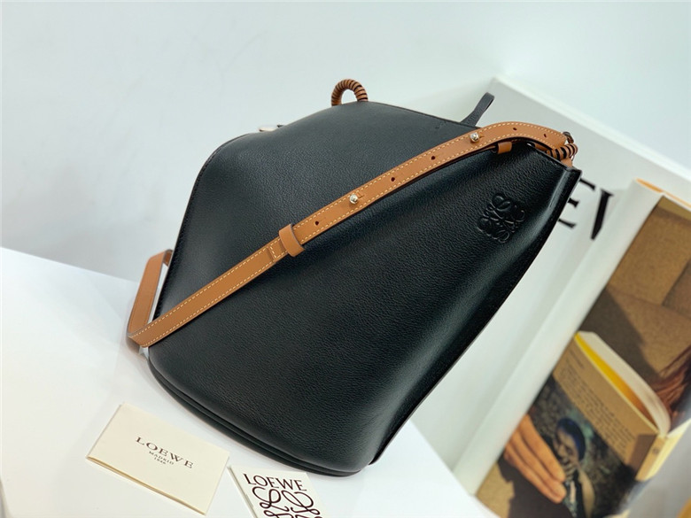 로에베 게이트 바케트백 신상 T00154