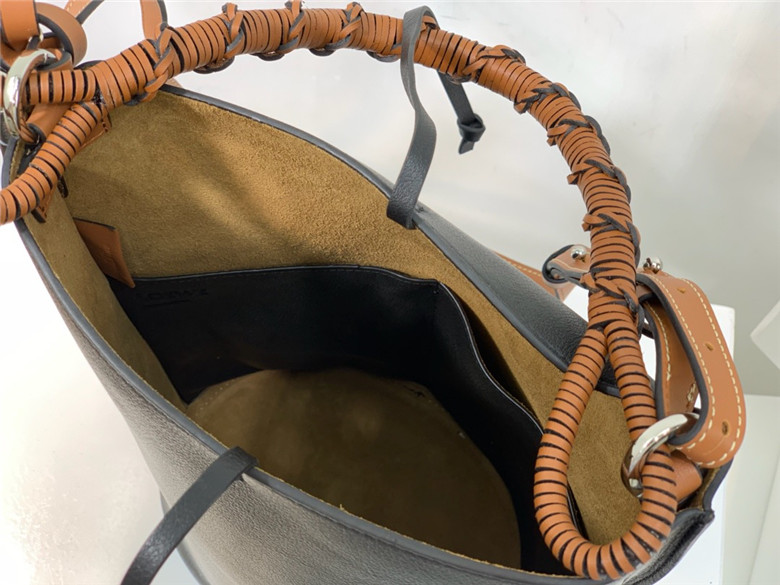 로에베 게이트 바케트백 신상 T00154