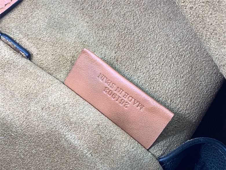 로에베 게이트 바케트백 신상 T00154