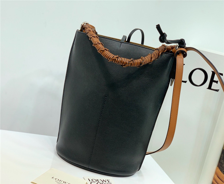 로에베 게이트 바케트백 신상 T00154