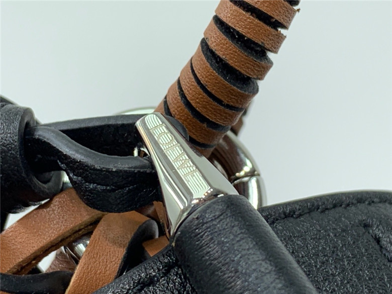 로에베 게이트 바케트백 신상 T00154