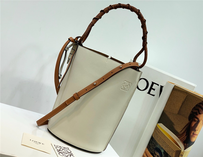 로에베 게이트 바케트백 신상 T00153