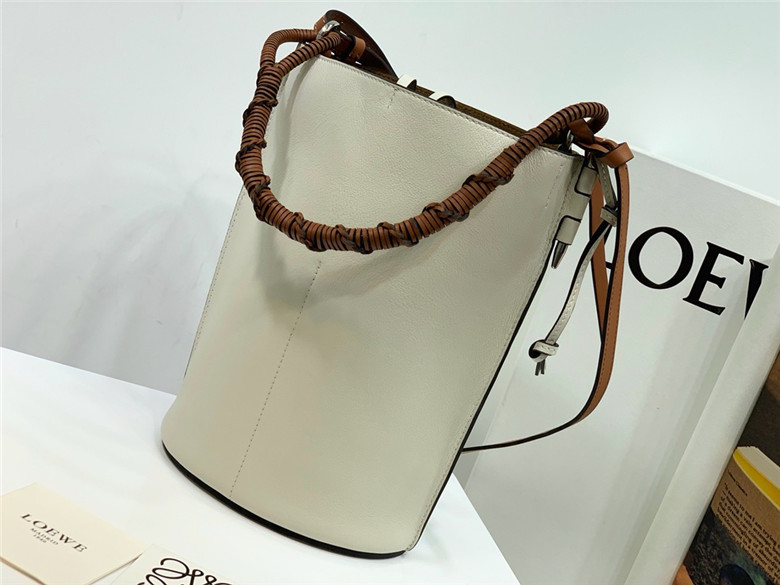 로에베 게이트 바케트백 신상 T00153