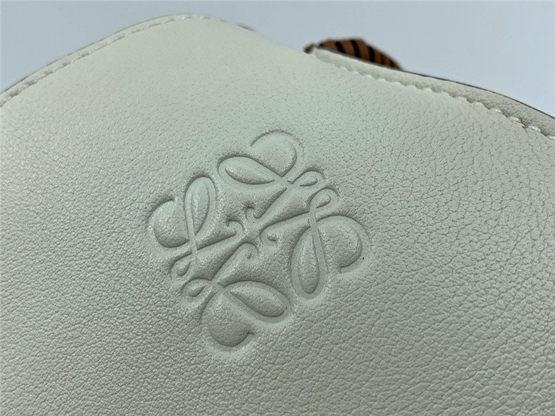 로에베 게이트 바케트백 신상 T00153