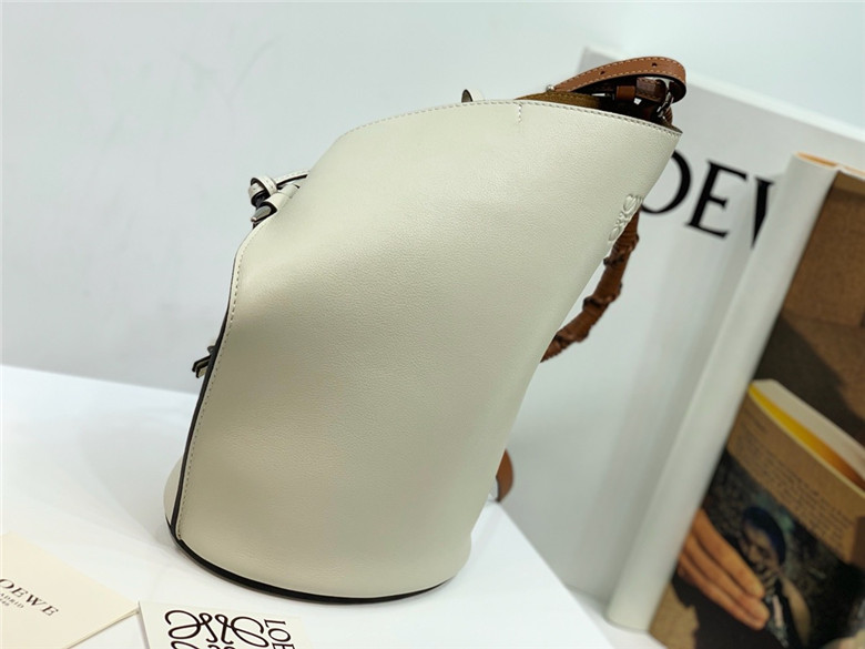 로에베 게이트 바케트백 신상 T00153