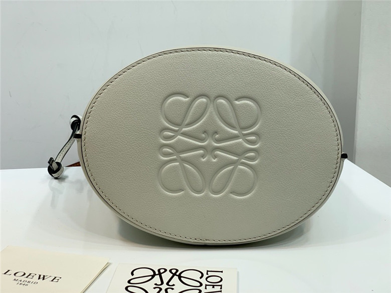 로에베 게이트 바케트백 신상 T00153