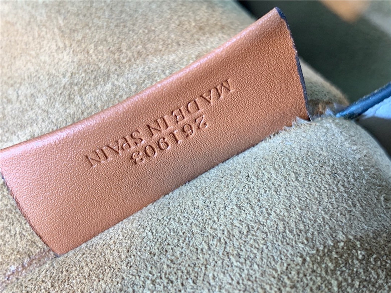 로에베 게이트 바케트백 신상 T00153