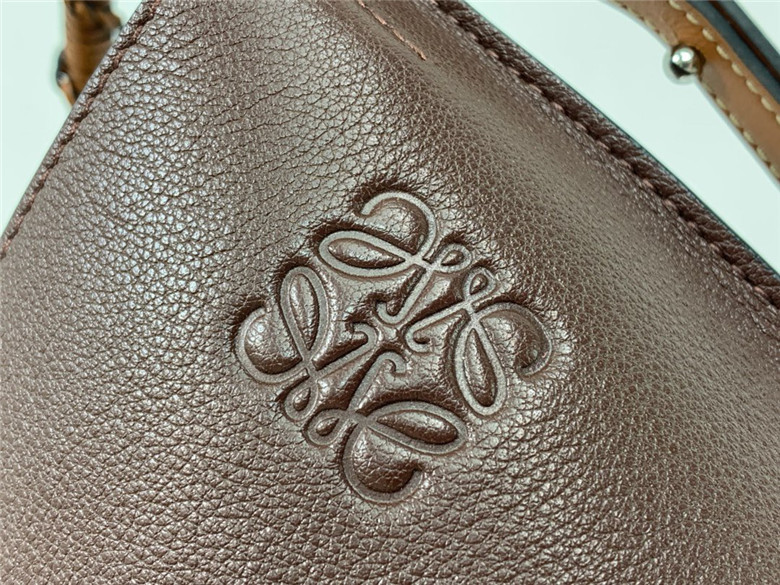 로에베 게이트 바케트백 신상 T00152