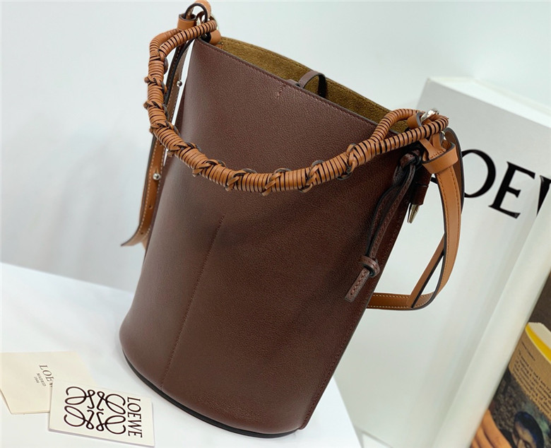 로에베 게이트 바케트백 신상 T00152