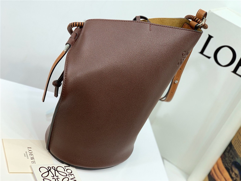 로에베 게이트 바케트백 신상 T00152