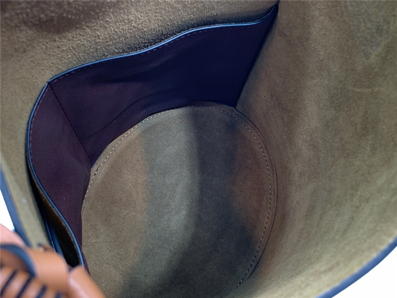 로에베 게이트 바케트백 신상 T00152