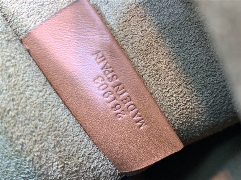 로에베 게이트 바케트백 신상 T00152