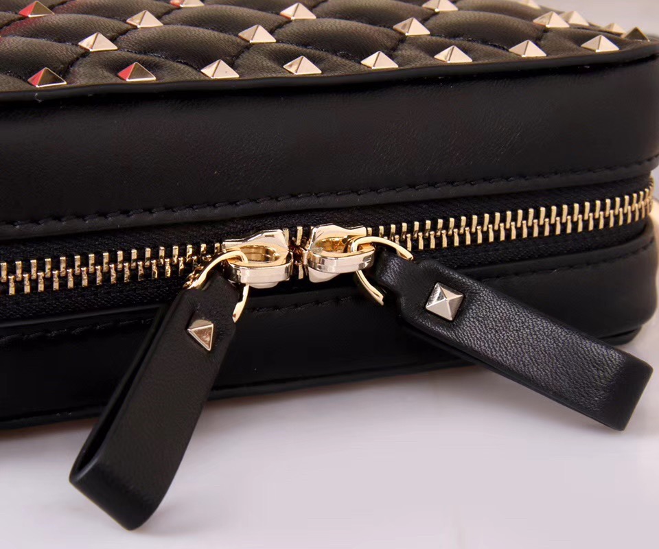 발렌티노 카메라백 GARAVANI ROCKSTUD SPIKE BOX BAG V10800