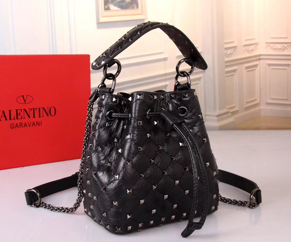 발렌티노 스파이크 버킷백 GARAVANI ROCKSTUD SPIKE BAG V68000