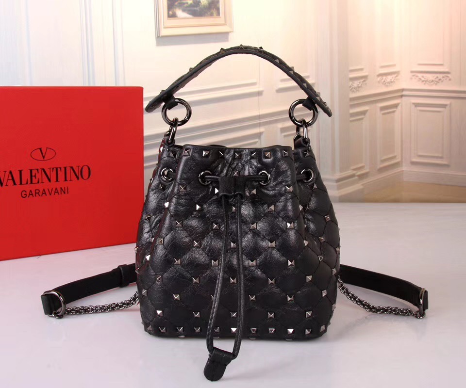 발렌티노 스파이크 버킷백 GARAVANI ROCKSTUD SPIKE BAG V68000