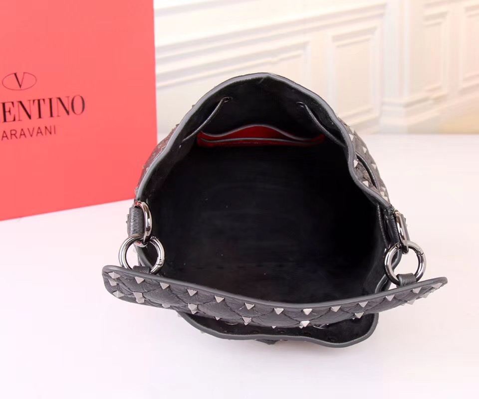발렌티노 스파이크 버킷백 GARAVANI ROCKSTUD SPIKE BAG V68000