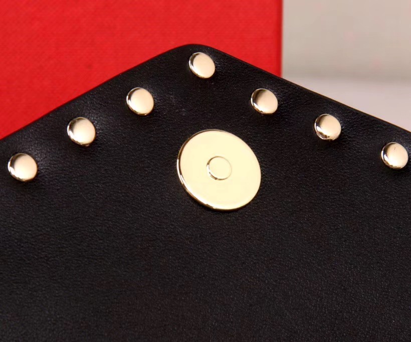 발렌티노 락스터드 엔벨롭 클러치 30CM V632010