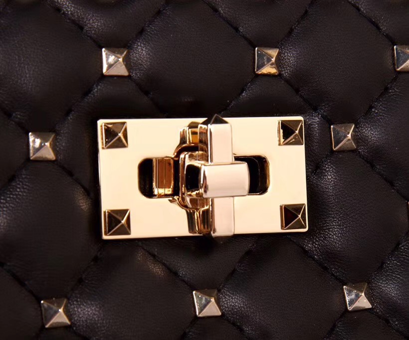 발렌티노 스파이크 쇼퍼백 GARAVANI ROCKSTUD SPIKE SHOPPING BAG V520010