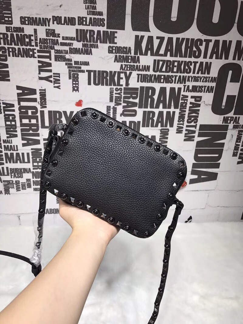 발렌티노 락스터드 크로스백 20CM V50165