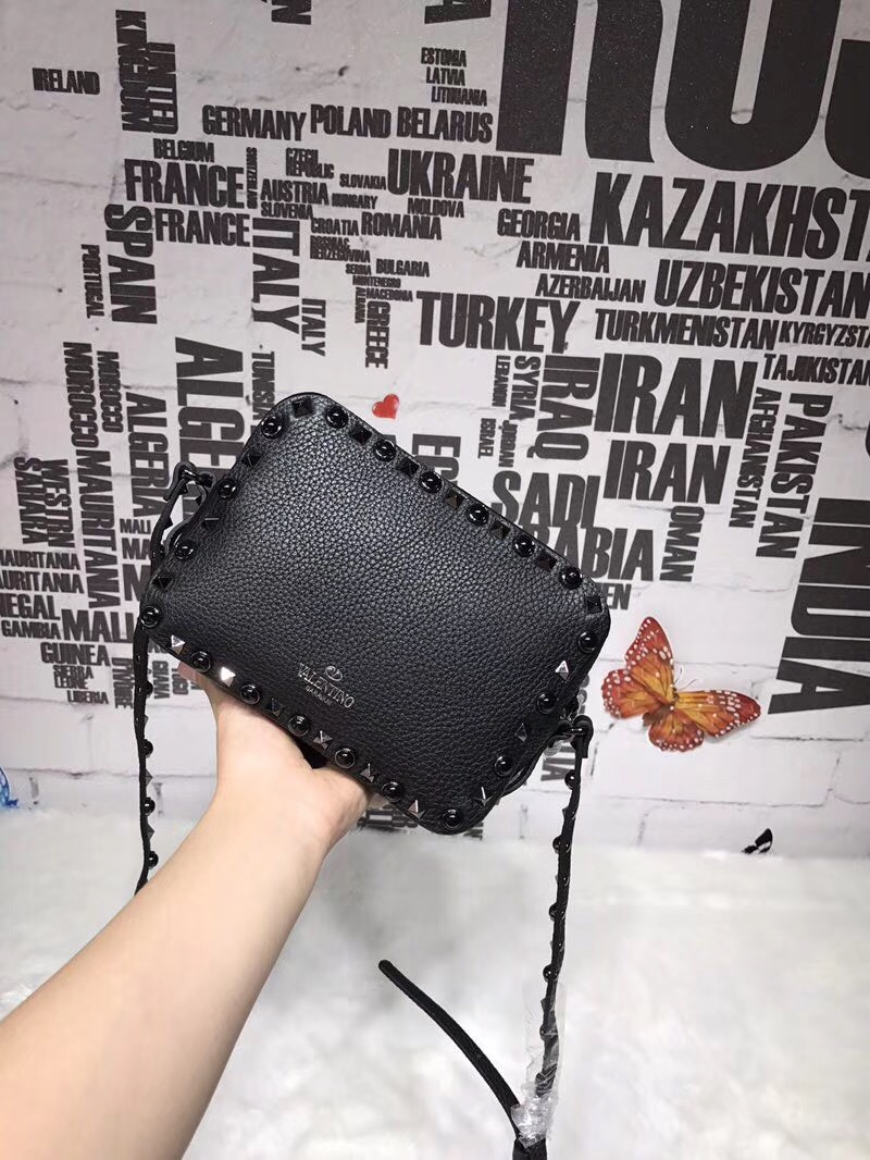 발렌티노 락스터드 크로스백 20CM V50165