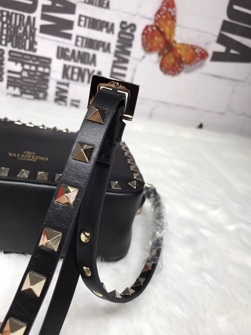 발렌티노 락스터드 크로스백 20CM V50162