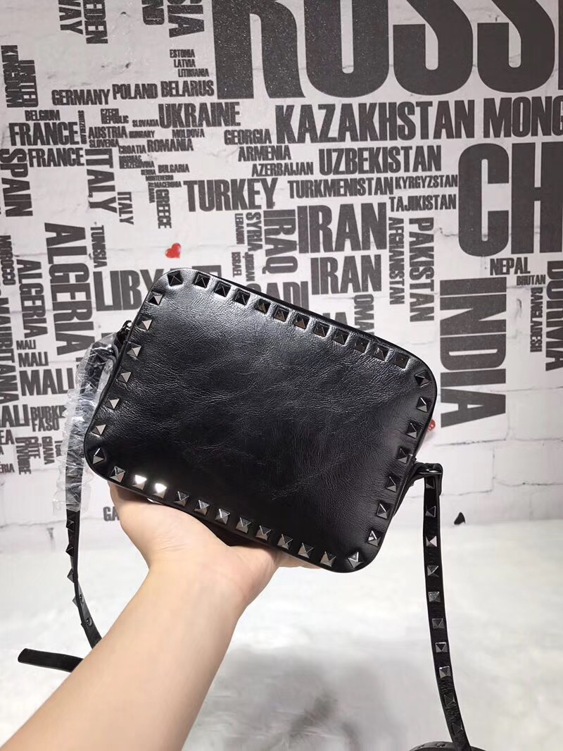 발렌티노 락스터드 크로스백 20CM V50161