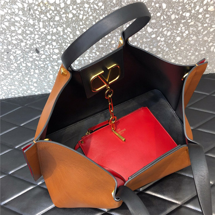 발렌티노 이스케이프백 미디움 B0990-2  신상